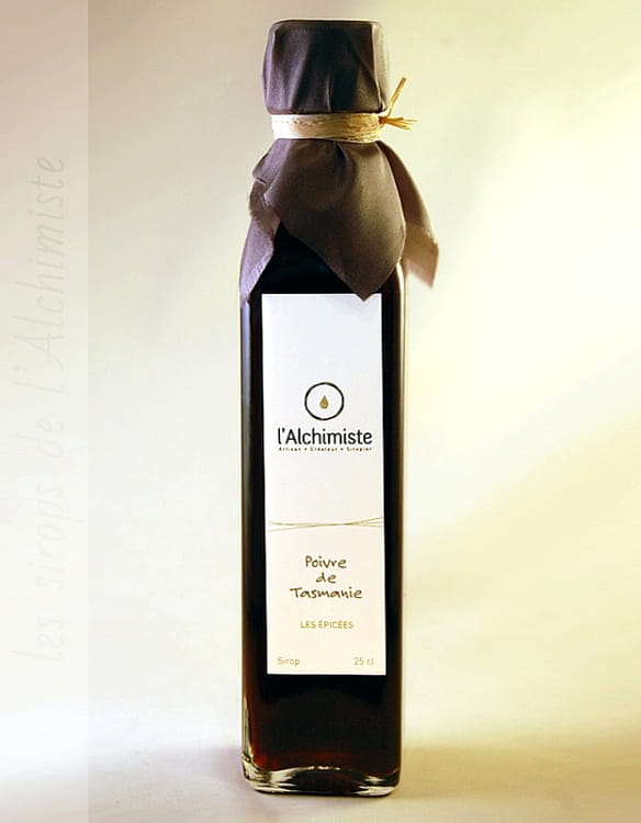 Francuski syrop z pieprzu tasmańskiego do oryginalnych drinków, koktajli, deserów i dań. Nie zawiera sztucznych dodatków ani naturalnych aromatów. Słodko-pieprzny dodatek, którym zaskoczysz swoje kubki smakowe. Tylko w Smaki Wysokie!