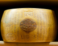Autentyczny włoski Parmigiano Reggiano oznakowany DOP i znakiem kontroli “Parmigiano Reggiano Consorzio”. Kruchy i ziarnisty. Prawdziwa włoska przyjemność.