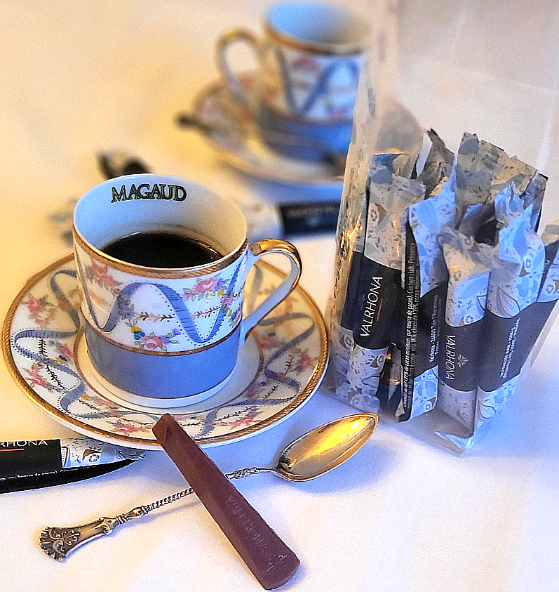 Coś dobrego do kawy lub herbaty?  Proponujemy czekoladki mleczne pakowane pojedynczo znanej francuskiej marki Valrhona. Przyjemnie rozpuszczają się w ustach uświetniając cenne momenty oddechu przy kawie.