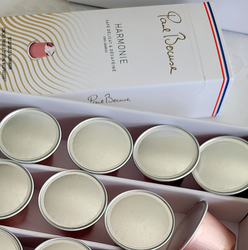 Kawa bezkofeinowa 100% arabica w kapsułkach do systemu Nespresso o głębokim smaku  z nutami suszonych owoców, daktyli i orzechów laskowych.  Bez obaw można ją pić przez cały dzień. Odpowiednia dla kobiet w ciąży i karmiących piersią.