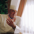 Paul Bocuse - jeden z największych kucharzy w historii kuchni francuskiej. "Szef Kuchni Stulecia" i "Papież Gastronomii". Kawy premium w kapsułkach do Nespresso stworzone pod jego marką powstały we współpracy z francuskim Roast Masterem.