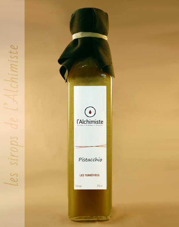 Francuski syrop z pistacji z dodatkiem ziarna  tonki  doskonały do deserów, dań i napojów.  Świetnie  sprawdzi się  jako syrop barmański do oryginalnych drinków i koktajli.