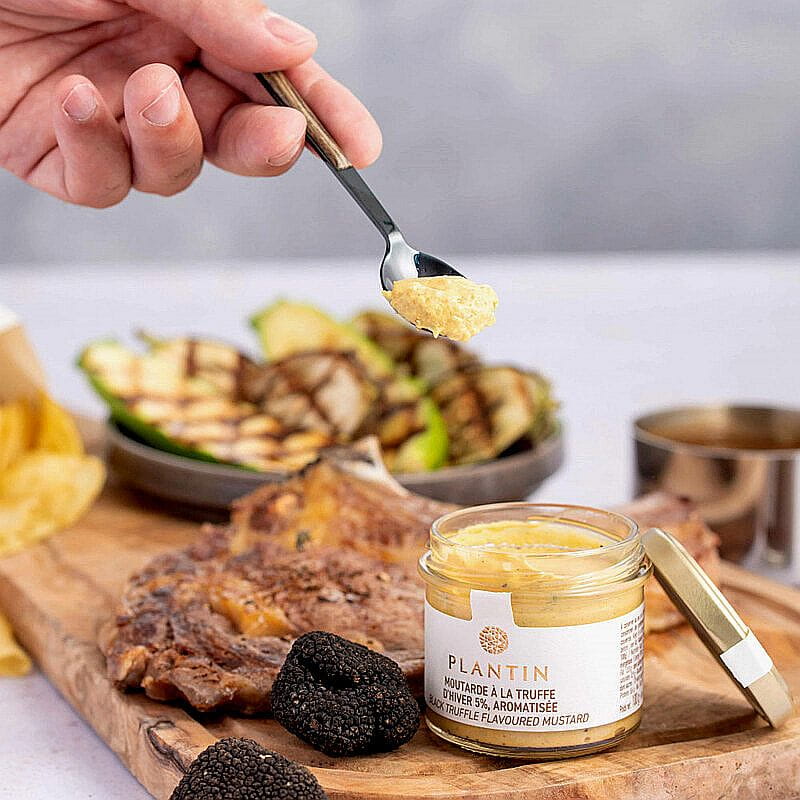 Musztarda truflowa od francuskiego producenta Plantin to zrównoważona w smaku kompozycja intensywnej gorczycy z eleganckim, ziemistym smakiem trufli. Pytanie nie brzmi do czego ją podać, lecz jak się oprzeć, by nie dodawać do wszystkiego.