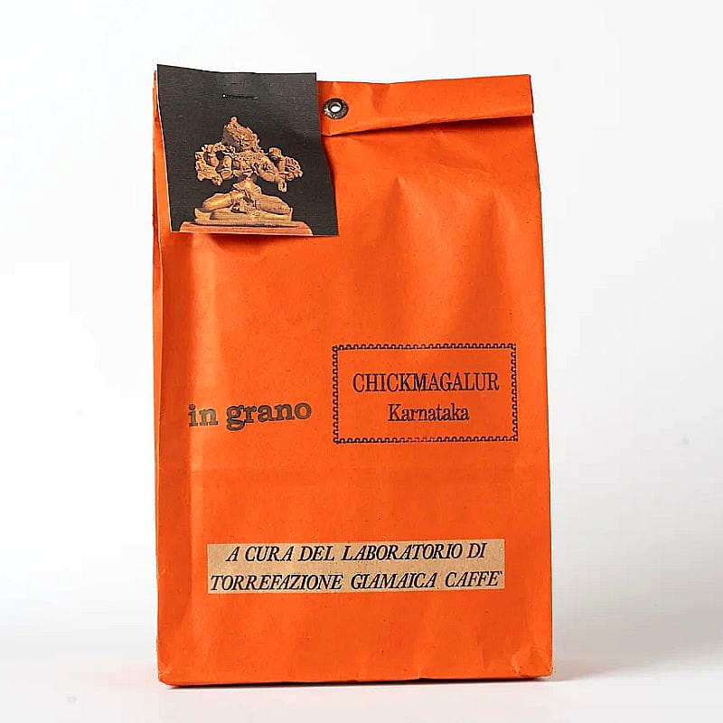 Chickmagalur to rzadka, wysokogórska monoarabica z Indii. Palona na otwartym ogniu we włoskiej manufakturze Gimaica Caffè  przesuwa granice zmysłowej przyjemności. Kawa ziarnista. Tylko w Smaki Wysokie!