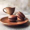 Makaroniki kawowe z Caférine Mocha - to gwarancja idealnego kremu z kawy. Intensywny i naturalny w smaku ganache zachowuje swą konsystencję bez konieczności użycia aromatów.